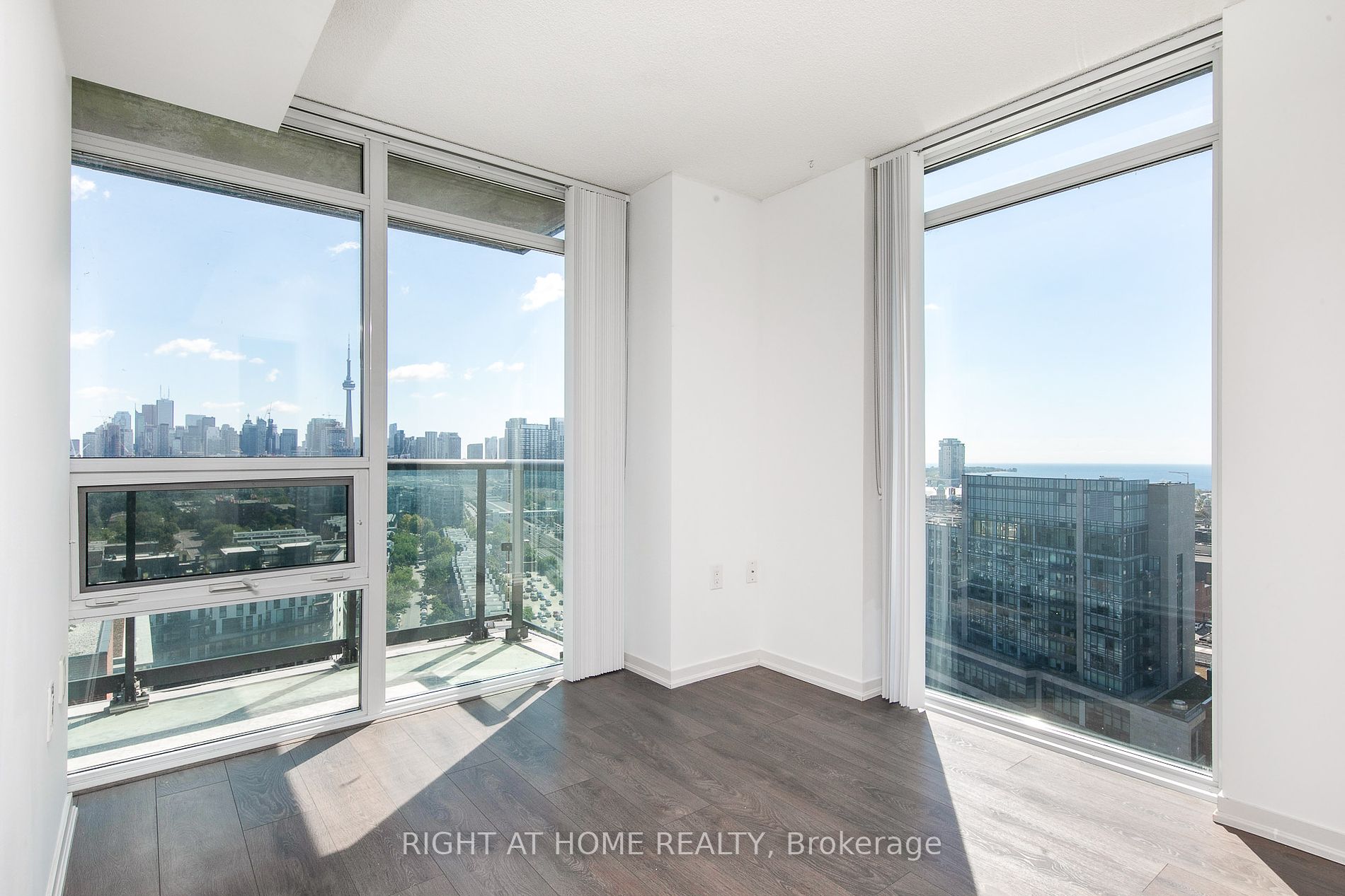 36 Lisgar St 2110E
