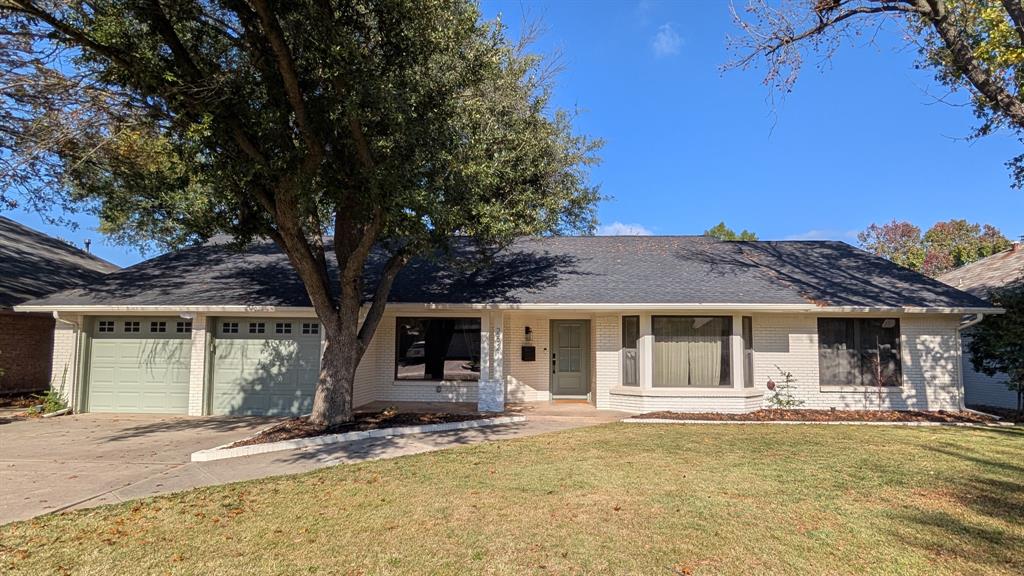 Gorgeous remodeled Belle Isle beauty that is STUNNING inside and out and sits in an amazing neighborhood! This beautiful home has recently been completely restored with exquisite details throughout! Incredible chef's kitchen with a Forno 6 burner gas range, quartz countertops & butler's pantry. White oak wood flooring and huge windows throughout. Stunning primary ensuite bedroom and bathroom. Updated electrical & plumbing and tankless hot water heater. Smart home amenities. Amazing entertaining spaces including backyard firepit and living room bar area. Home has a dreamy reading nook, wood, wood feature wall entry bench and pocket office. Lovely open feel to the entire space. Brand new roof (2025) and new furnace. Come and see!Recent appraisal (Nov. 18th, 2025) at $510,500