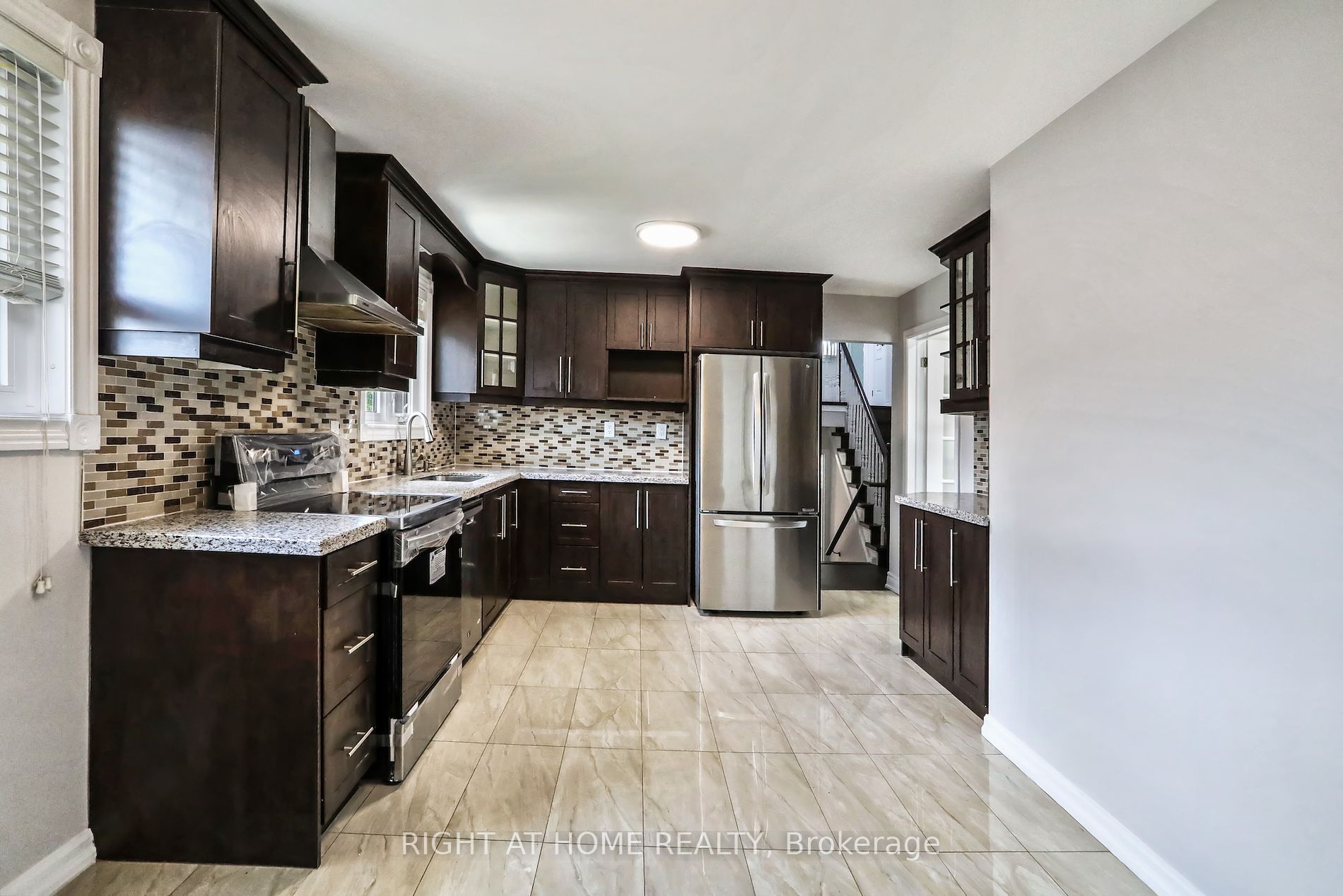 16 Kingsdown Dr Upper