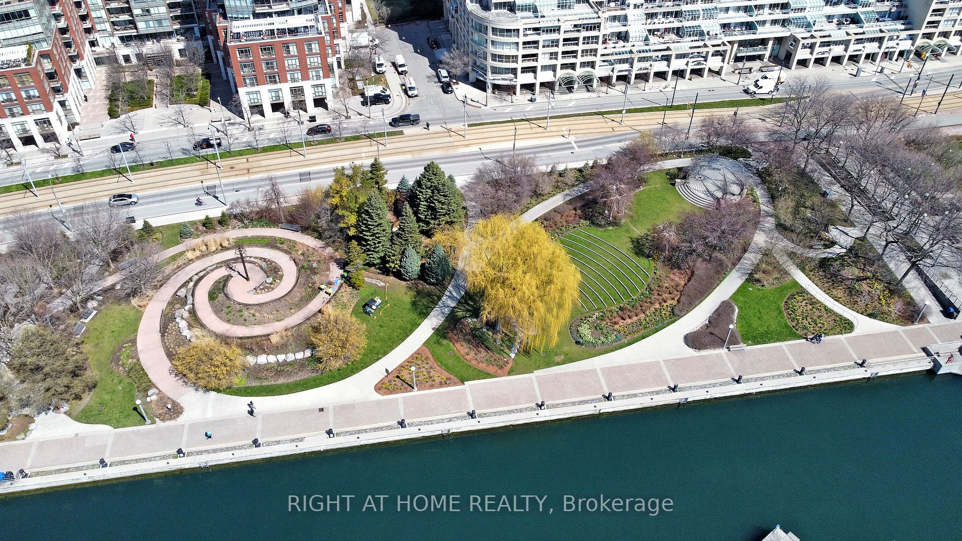 500 W Queens Quay 808W