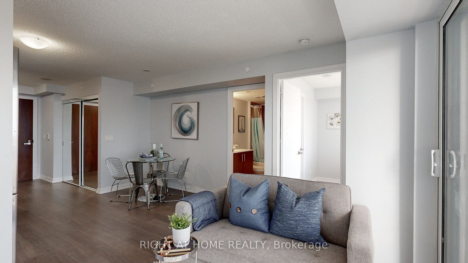 255 Village Green Sq 1210