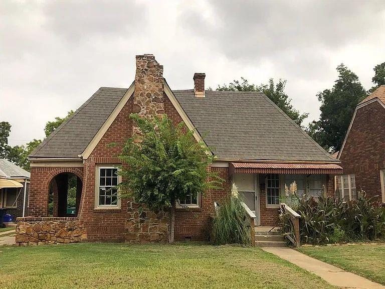 This 100% tenant-occupied duplex offers immediate cash flow with total monthly rents of $1,400. Recent updates include a new central A/C system, helping reduce near-term capital expenses and improve tenant comfort. Conveniently located with easy access to major roads, shopping, and employment centers. Turnkey investment—collect rent from day one. Can be purchased as a package MLS#1211482,1211479,1211477