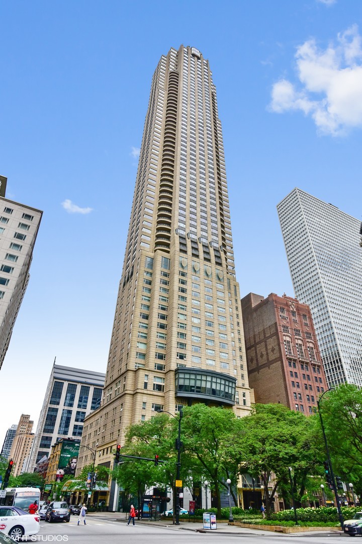 800 N Michigan Avenue PH67