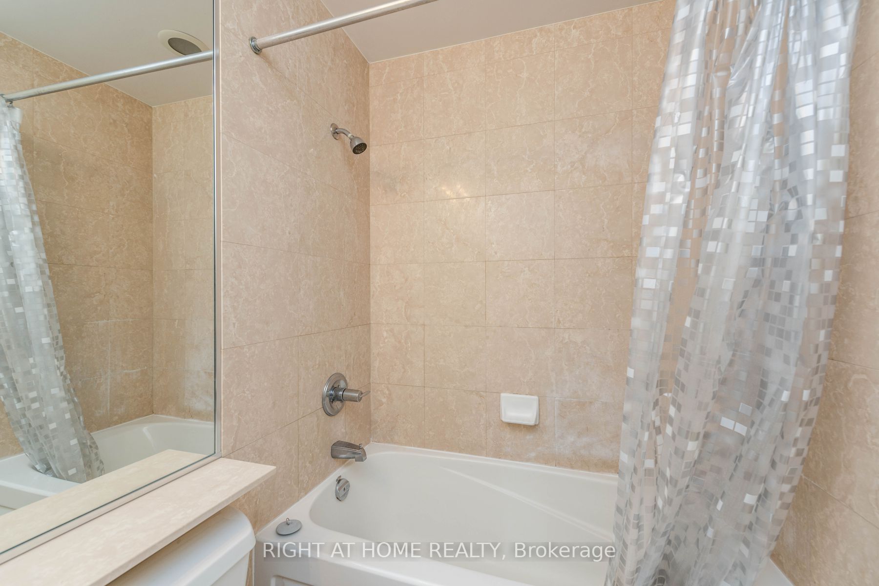 761 Bay St 2512
