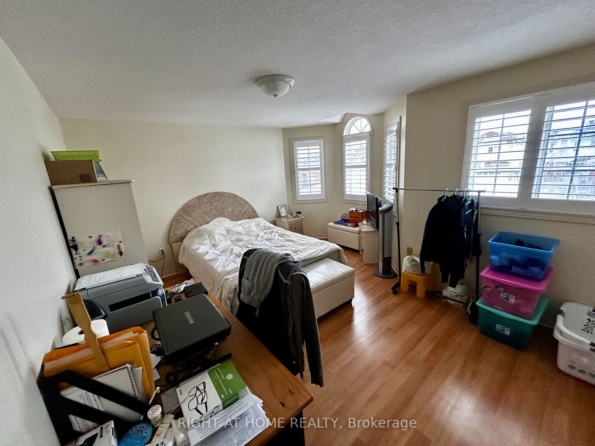 8 Castlebury Dr
