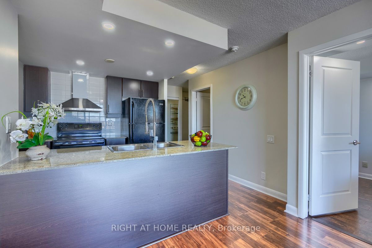25 Town Centre Crt 2611