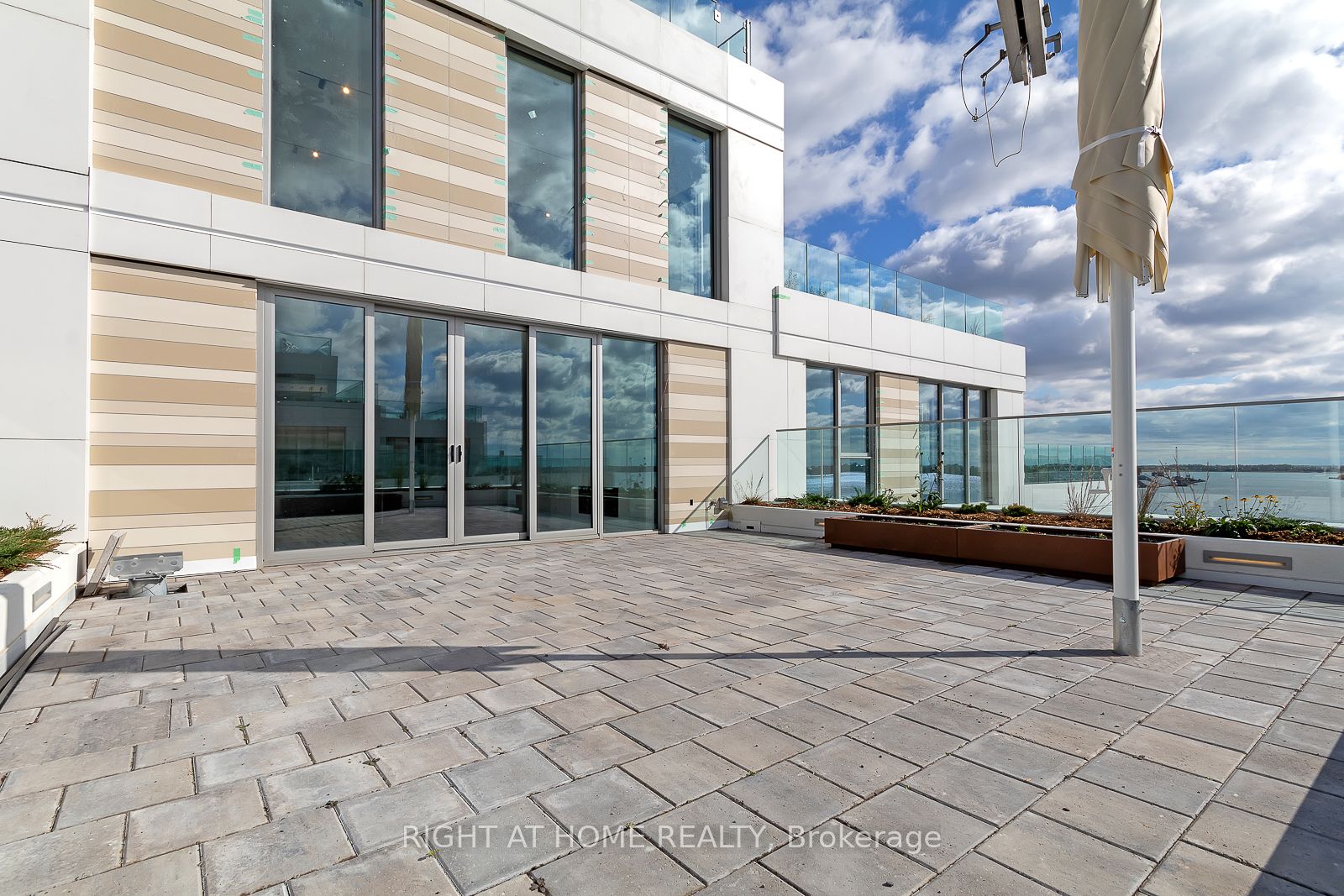 118 Merchants' Wharf 912