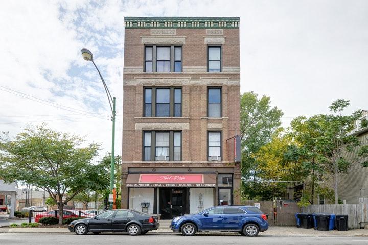 Bright 1-bedroom apartment with extra high ceilings and oversized windows available for immediate move-in. This is an end unit with only one common wall and oversized windows facing three directions. The unit features a large eat-in kitchen with views of the Chicago skyline and an updated bathroom. Laundry is located inside the building, so no need to venture outside. This conveniently located apartment is in Lincoln Park, close to DePaul University, public transportation, I-90, Mariano's, Costco, and more. Enjoy a variety of dining options just steps from your front door! $90 application fee, no security deposit, $350 move-in fee, and $35 per person utility fee (water, sewage, trash, and city services).