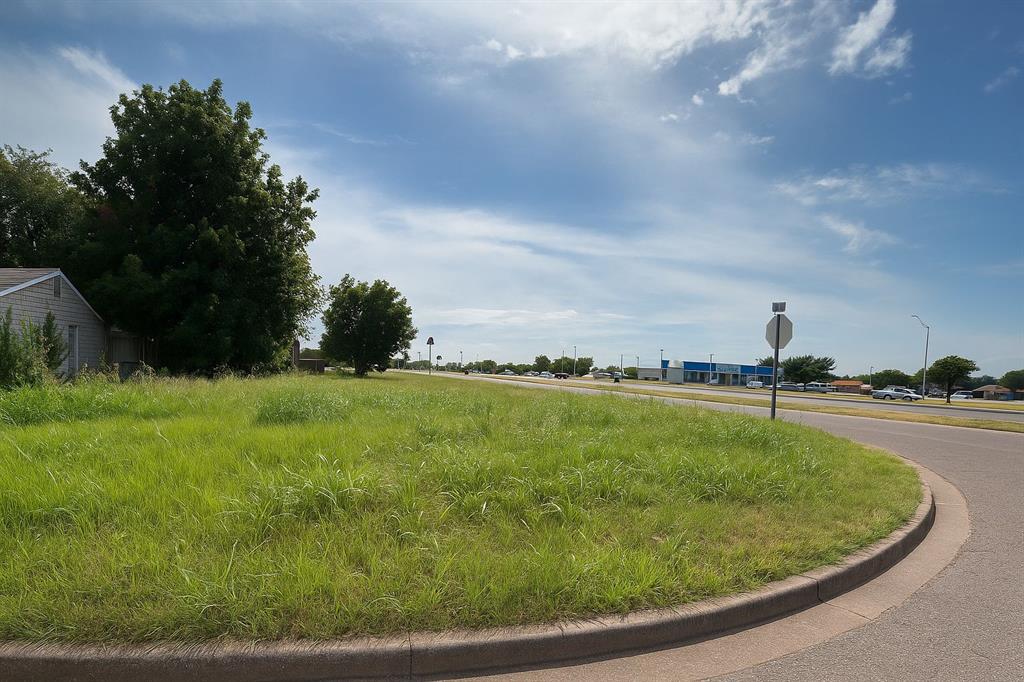 Great corner lot at NW 41st and Pennsylvania. This offers an excellent opportunity to build your custom residence or next investment project. Convenient access to I-44 and just minutes from Penn Square Mall, Classen Curve, and some of OKC’s best dining and shopping!