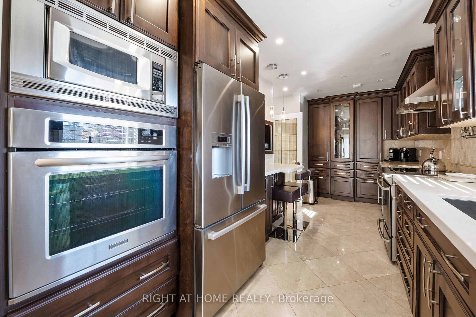 4357 W Bloor St 7