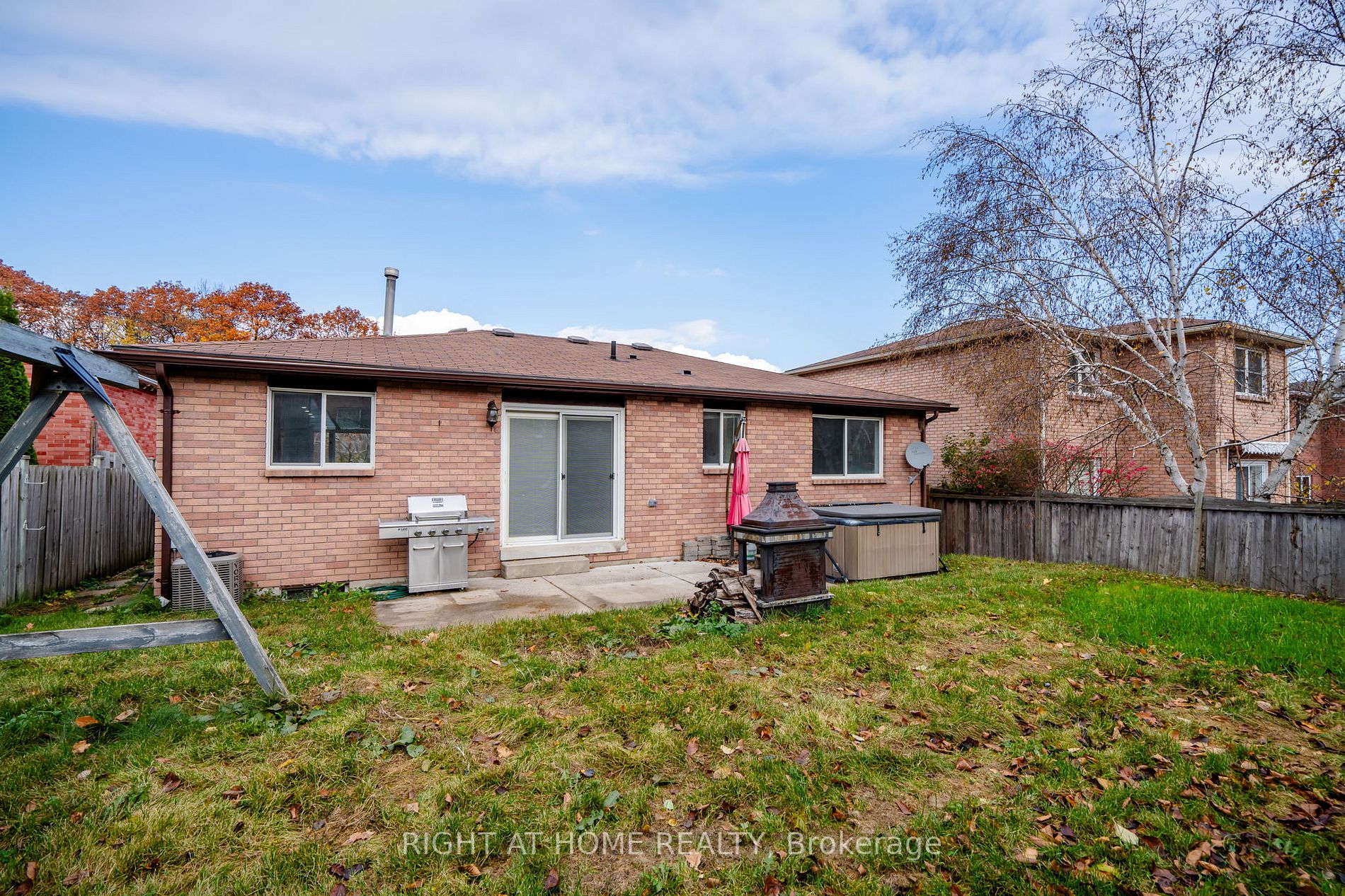 1052 Dina Cres