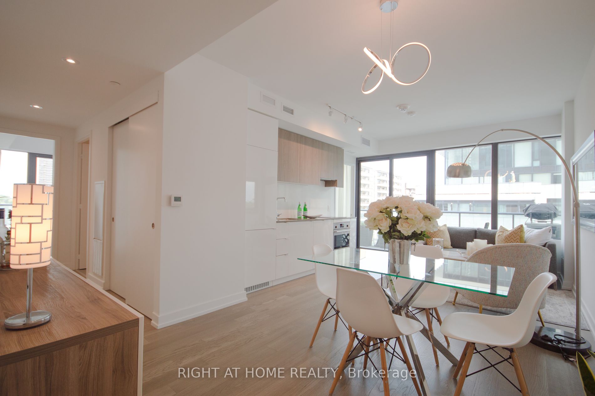 161 Roehampton Ave 709