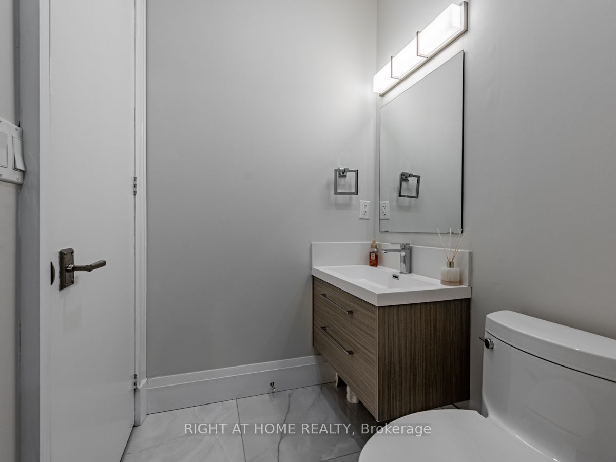 23 Brant St 704