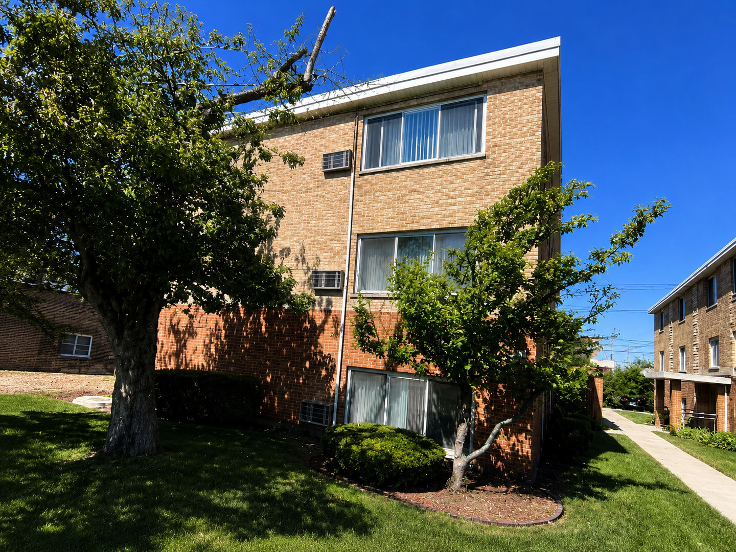 5586 S Archer Avenue 2c