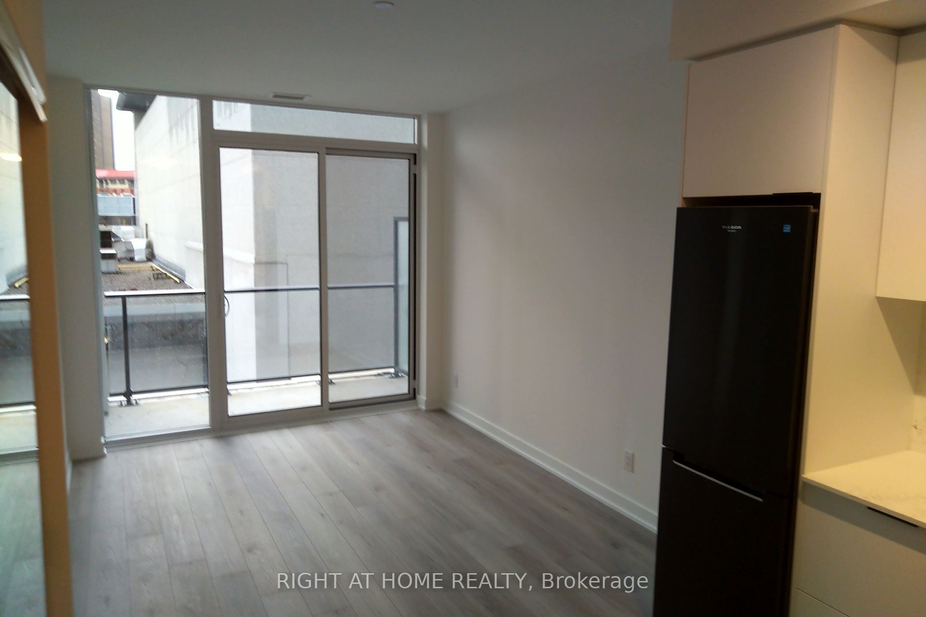 5 Defries St 422
