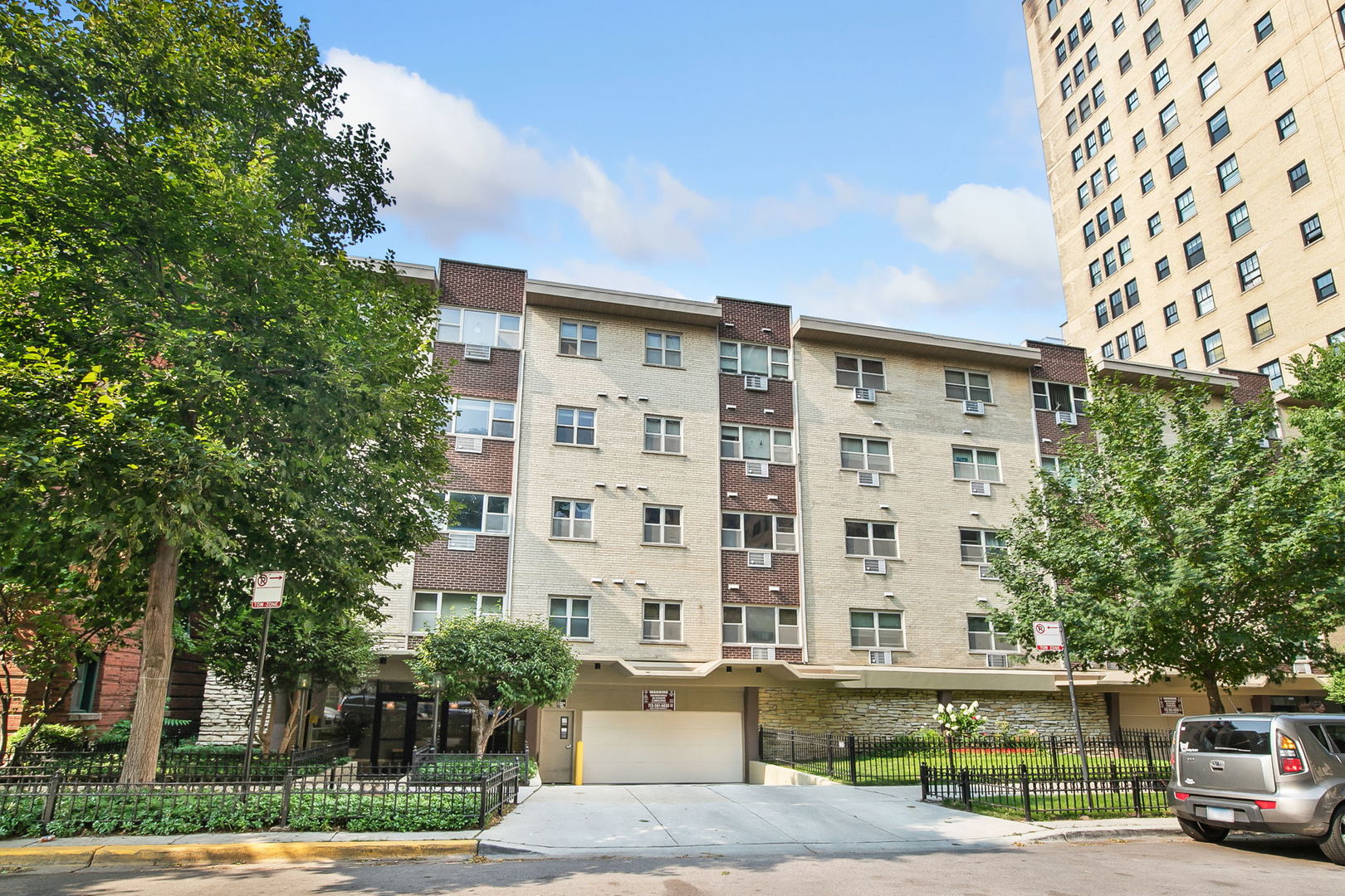 This sensational studio offers an unbeatable walk-to-everything location, making it an ideal home or an excellent investment opportunity. Floors were just refinished. Enjoy the convenience of well-maintained elevator, on-site laundry, and well-maintained lobby. The vibrant neighborhood boasts nearby park and lakefront paths, with an array of amenities just down the street. Commuters will appreciate the proximity to express buses and public transportation at your doorstep, while fabulous cafes and boutiques are only a short stroll away. Investor friendly (minimum 1 year lease.). Quick close possible