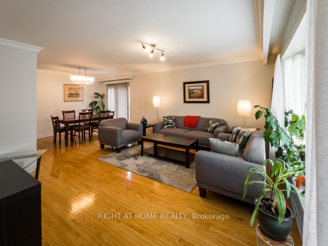 33 Donalbain Cres
