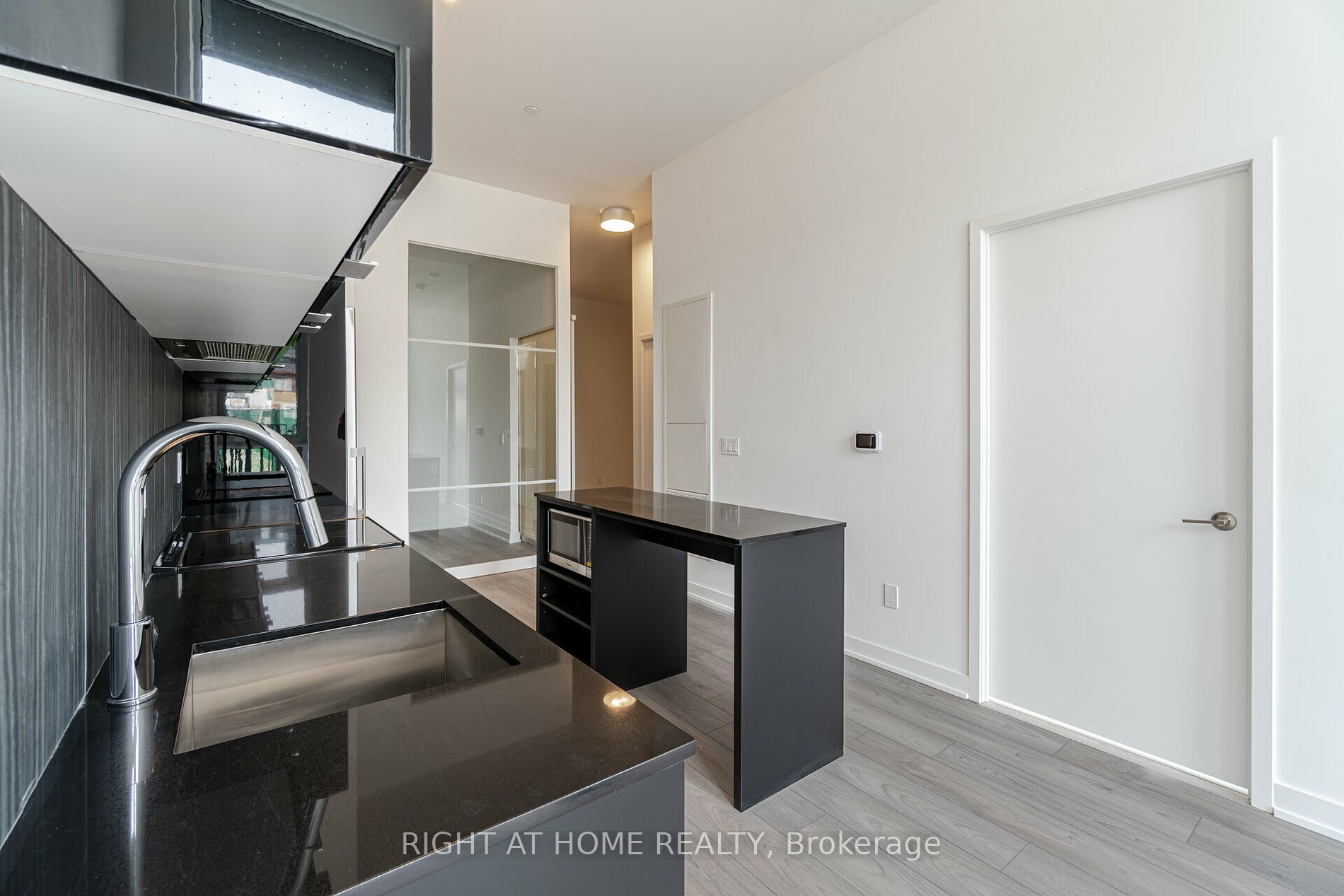 8 Tippet Rd 0110