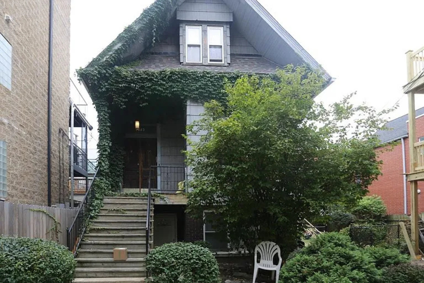 2bd/1ba condo located in amazing Lakeview location on a beautiful tree lined street. Spacious light filled layout with open kitchen and in unit washer and dryer! Heat is included. Walk to Belmont, the Lake, restaurants, transit & more! Back porch and large shared yard. Easy street parking. Available now!
