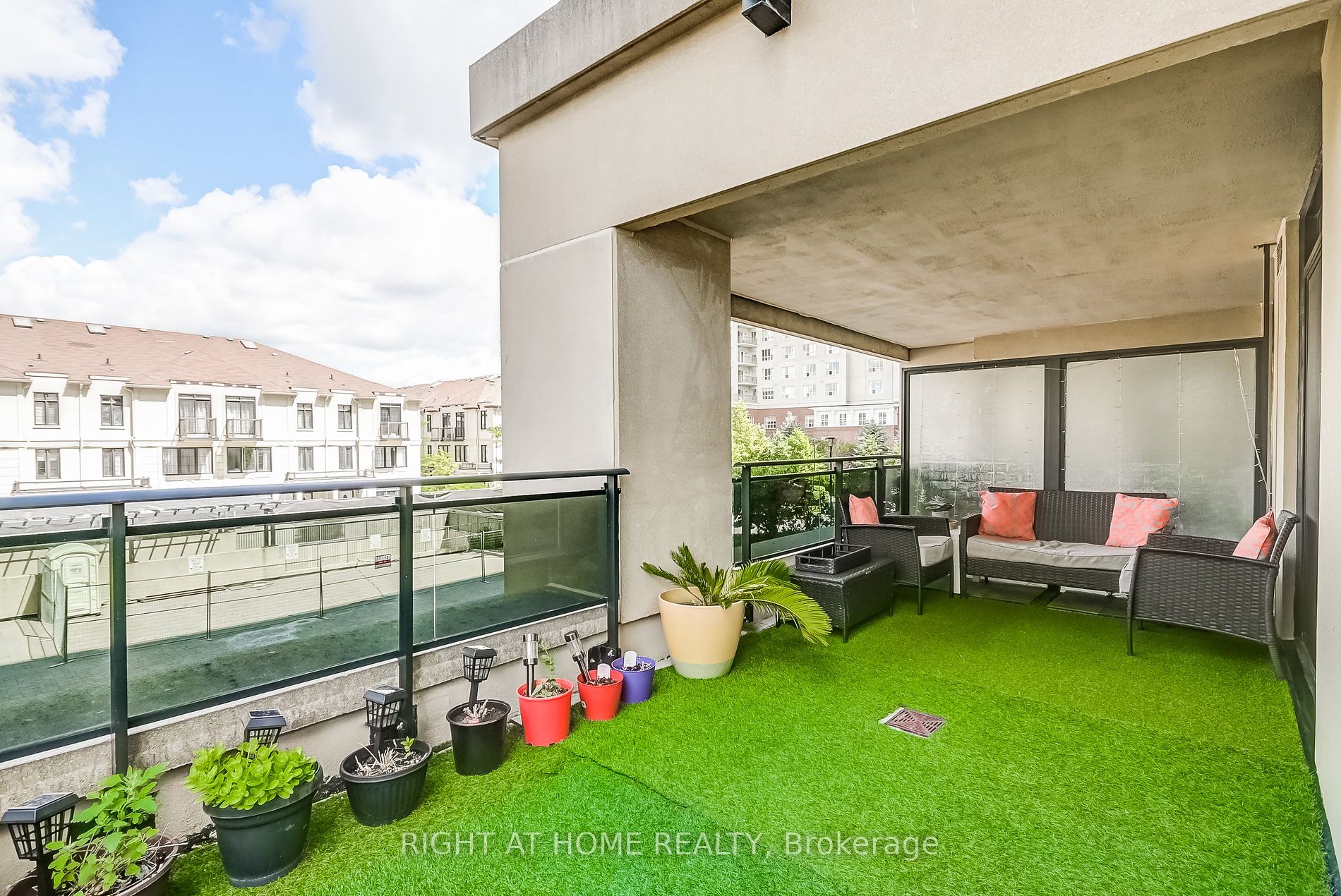 520 W Steeles Ave 212