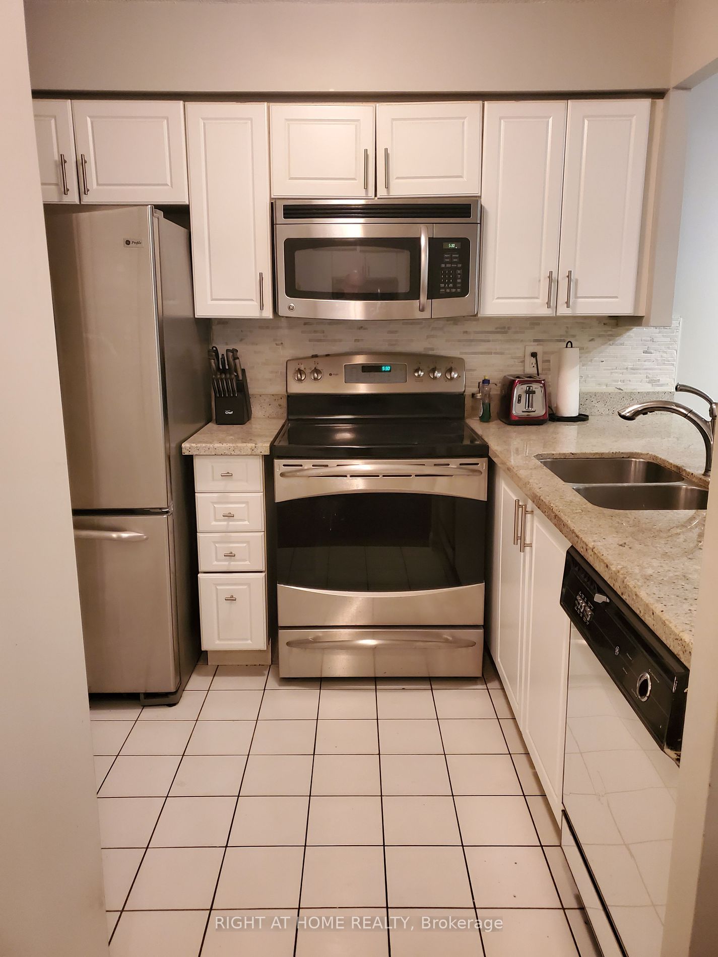 24 W Wellesley St 317