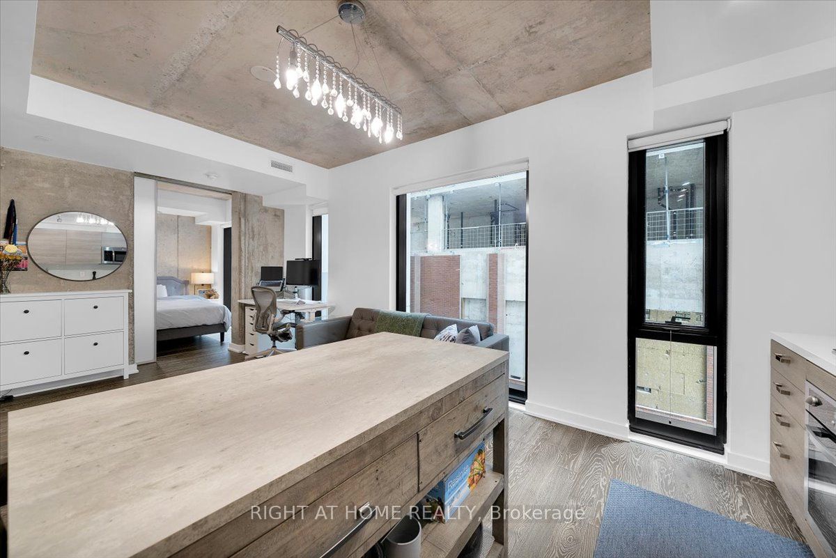 11 Charlotte St 402