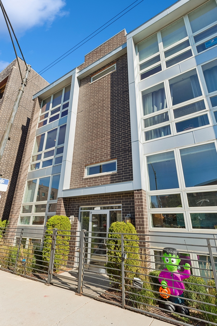 This stylish 3-bedroom, 2-bathroom home in walkable Avondale has open-concept living that is flooded with natural light and boasts hardwood floors throughout the entire unit. The timeless white kitchen features stainless steel Bosch appliances and a large center island provides additional storage and a beverage fridge.  The tranquil primary suite includes a large walk-in closet, spa-like bathroom and its own private deck. Two spacious bedrooms add flexibility to the 1,500 sq ft layout. In-unit laundry and one dedicated garage parking spot included.     The huge shared rooftop deck over the garage is perfect for entertaining!