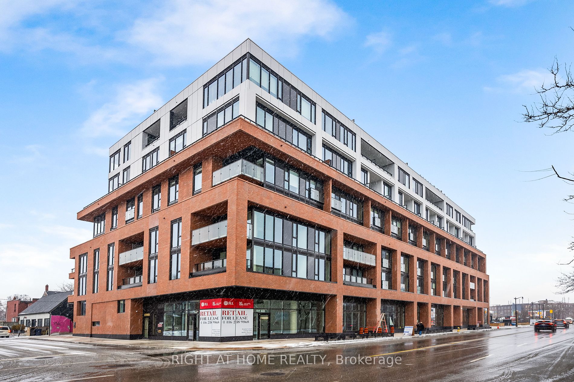 2720 Dundas St 520