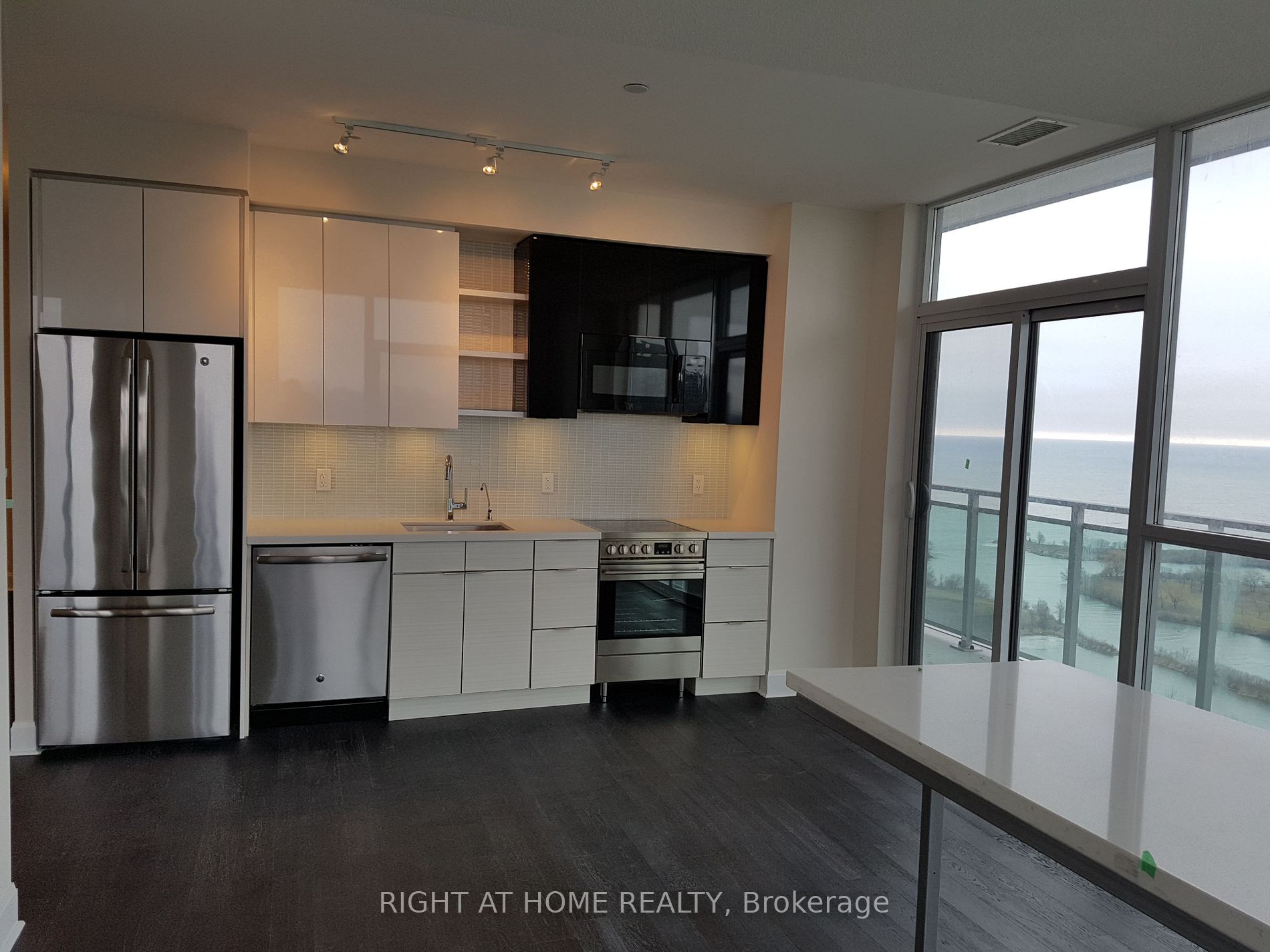 33 Shore Breeze Dr 2503