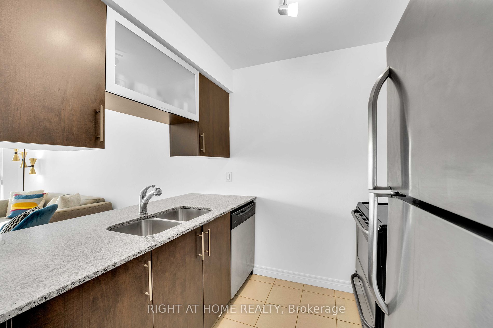 50 Town Centre Crt 1101