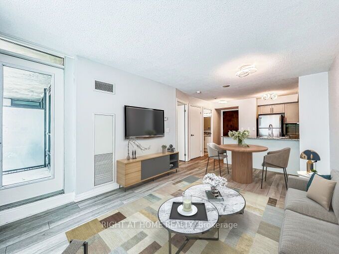16 Yonge St 803
