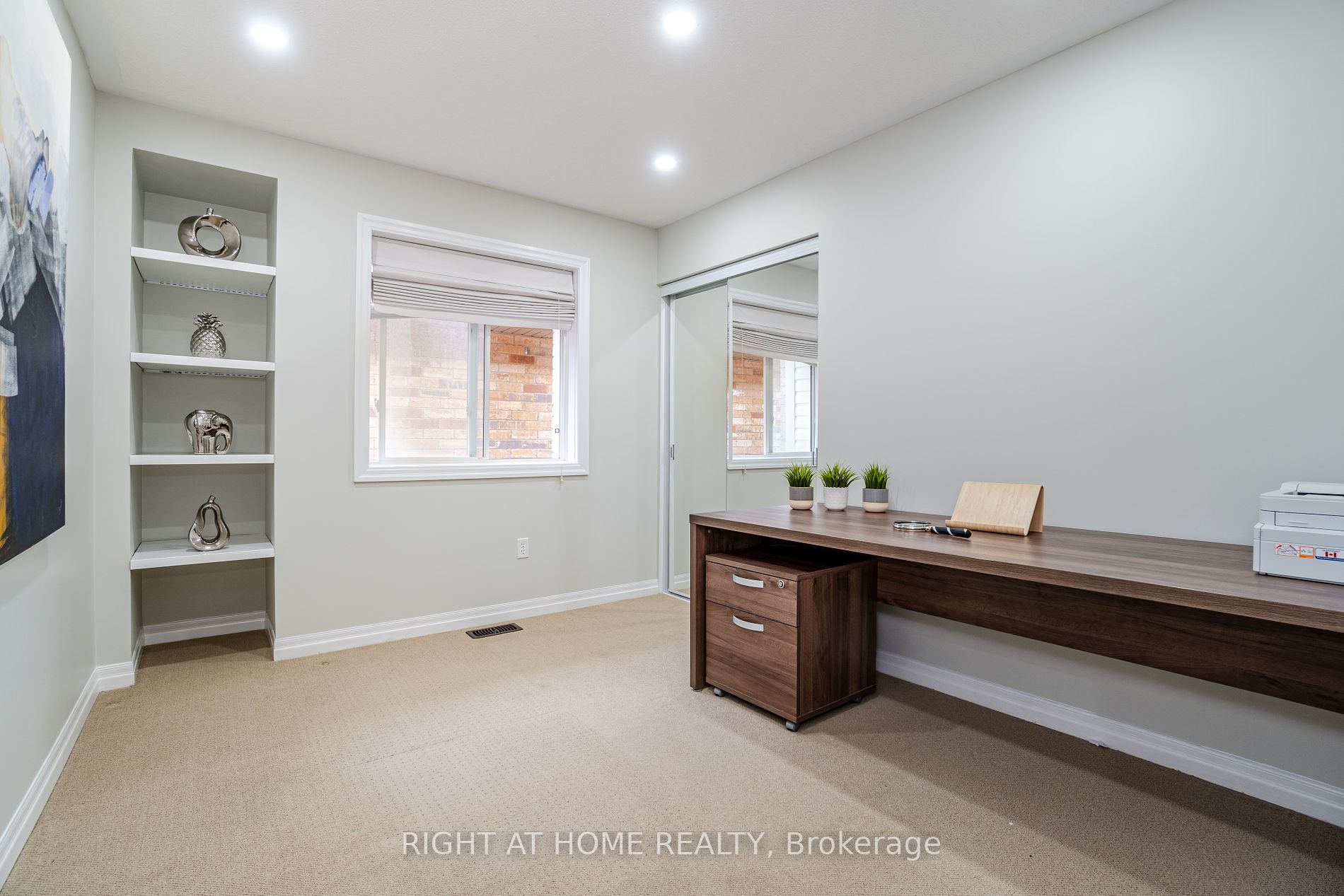 19 W Dehaviland Cres