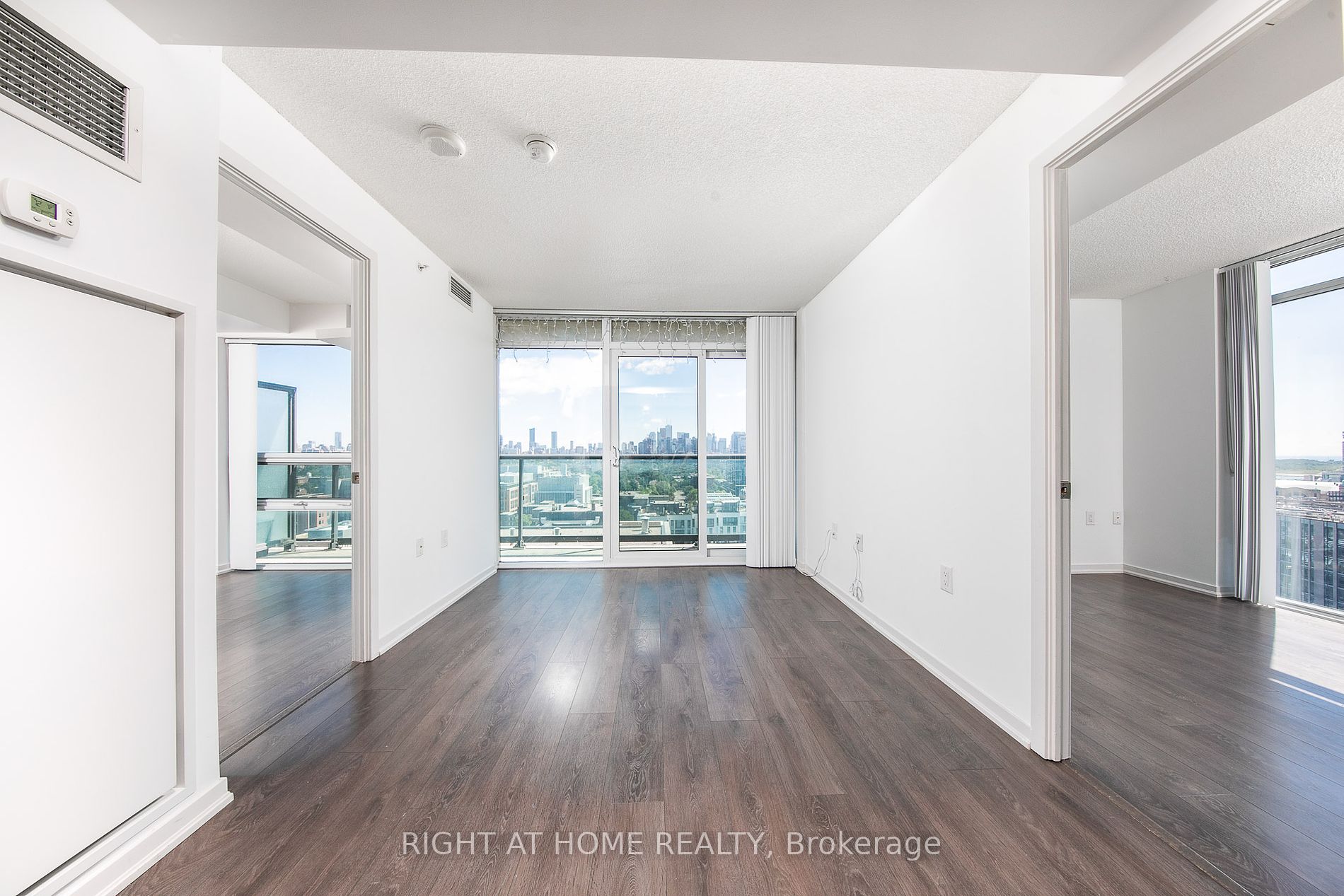 36 Lisgar St 2110E
