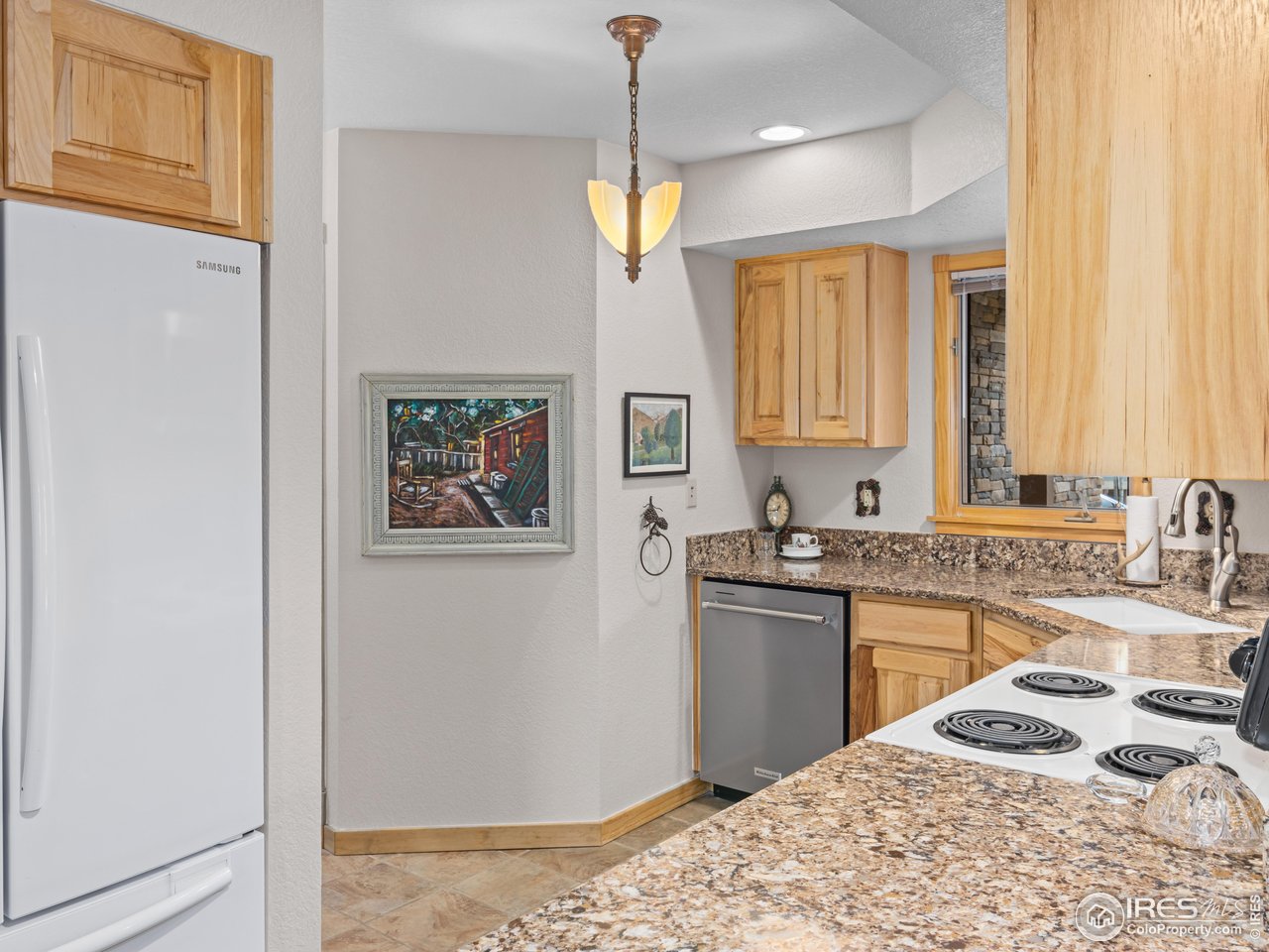 Well-maintained end-unit condo in the sought-after Vista Ridge community. This bright and open floor plan features large windows, hardwood floors, quartz countertops, new refrigerator and dishwasher, gas fireplace, and forced-air heating. Enjoy outdoor living with a covered front porch and private back patio. Paved sidewalks throughout the neighborhood and just steps to the local bus stop. Quiet and comfortable setting-ideal for full-time living or a mountain getaway.