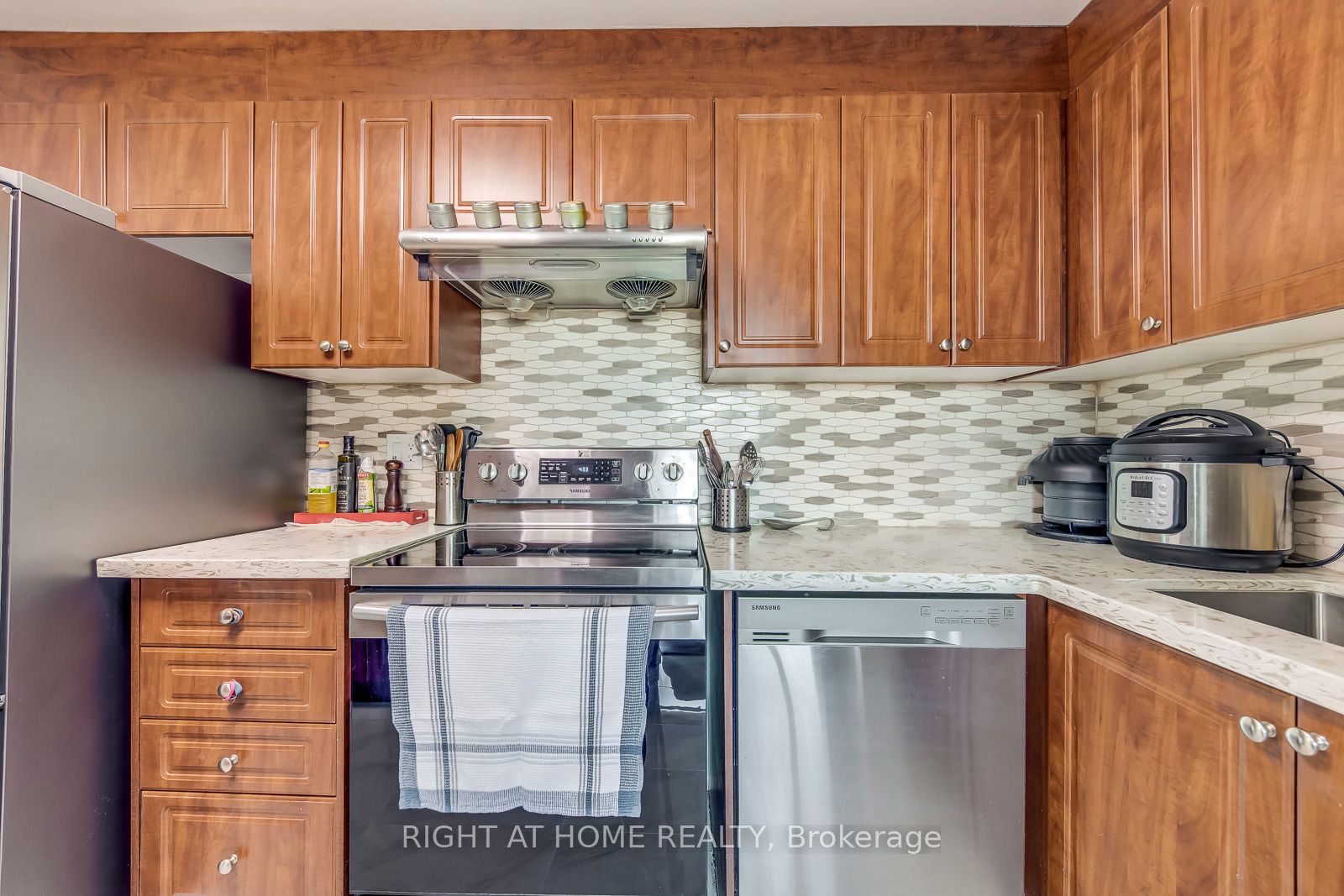 3700 Kaneff Cres 1412