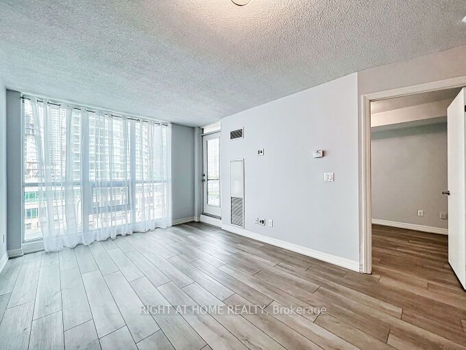 16 Yonge St 803