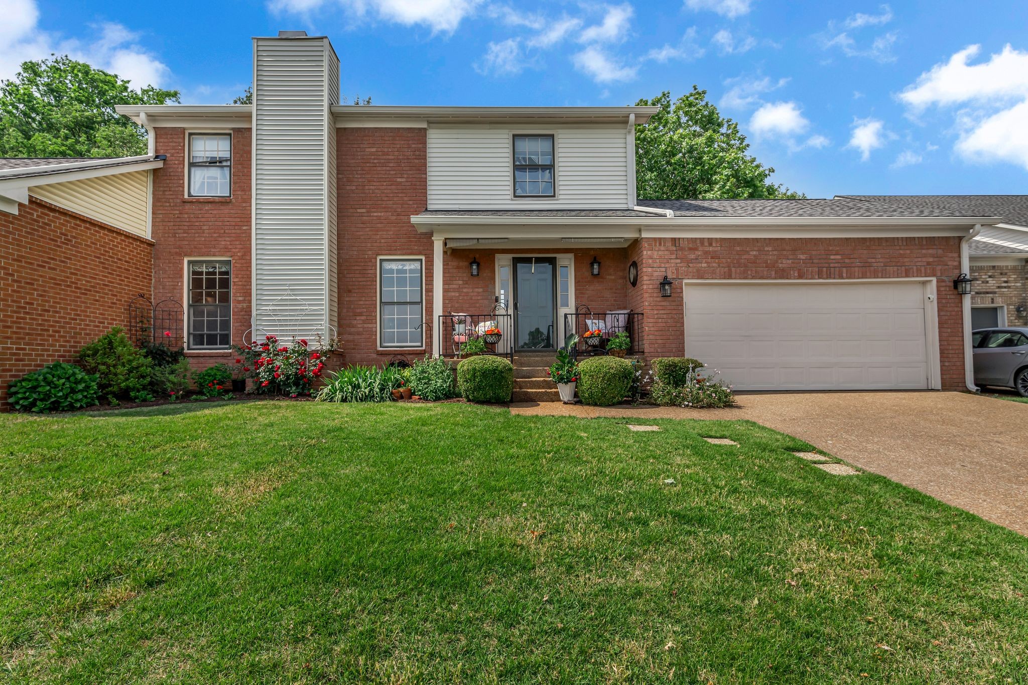 Welcome to this Lovely Renovated 3 Bedroom 2.5 Bath in the Heart of Cool Springs! Location Location in Brentwood with Great Schools, Shopping, Restaurants, and Everything I-65 Corridor has to offer! New Roof, Newer Kitchen with Quartz Countertops, SS Appliances with Double Oven with Gas Cooktop and Vented Hood! Bamboo Floors and Porcelain Titled Kitchen Floors and Tilted Backsplash! Large Private Back Deck! Primary Suite Bathroom updated also!