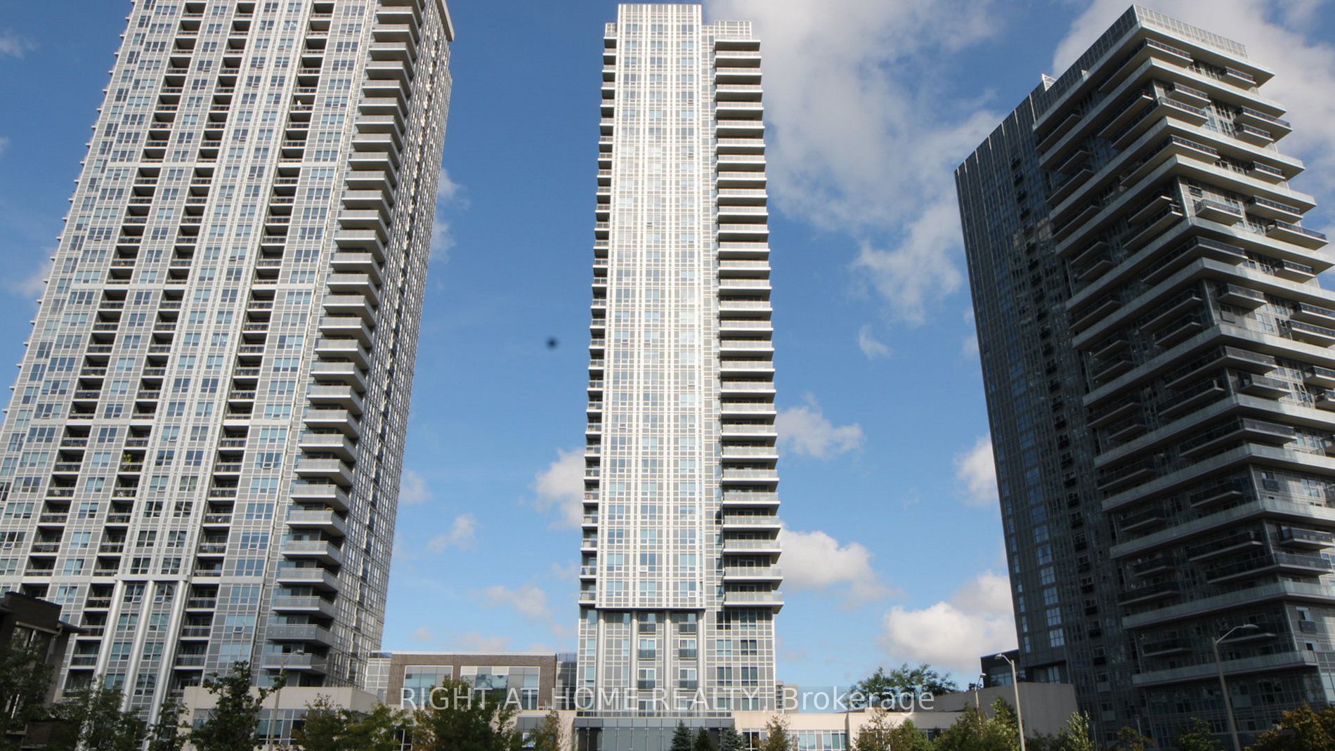 255 Village Green Sq 1210