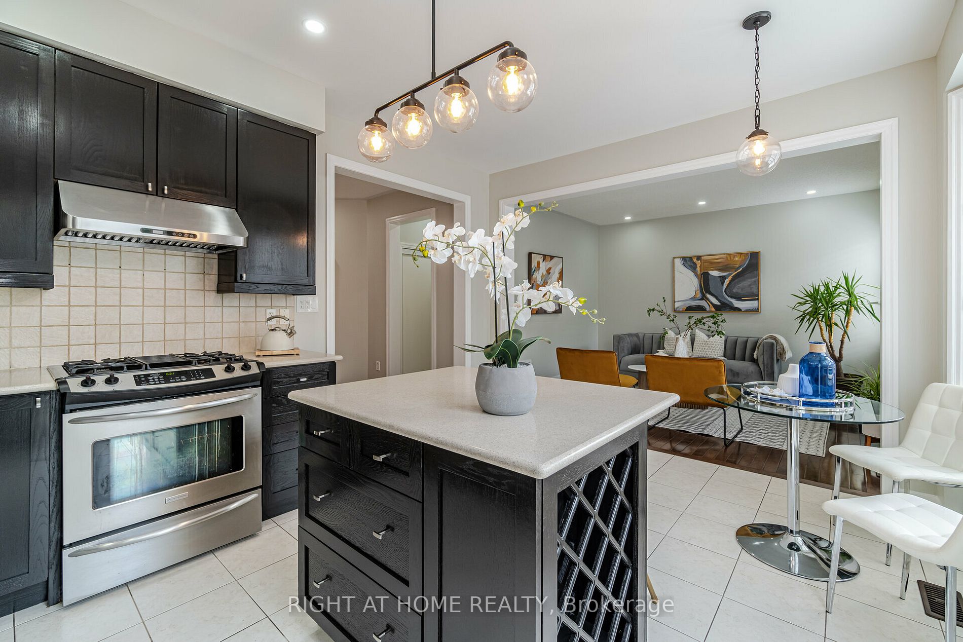19 Dehaviland Cres