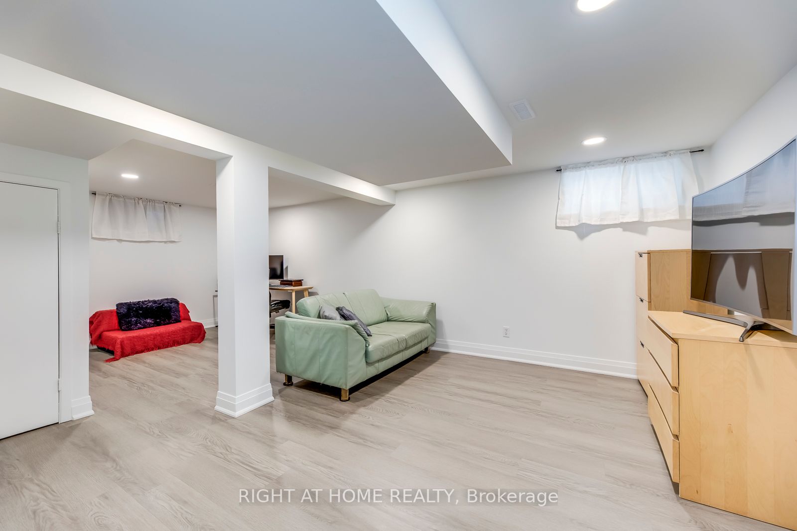 5 Saunders Cres
