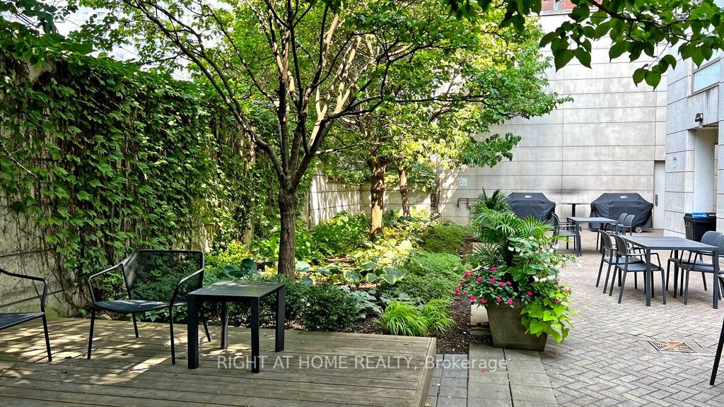 500 W Queens Quay 808W