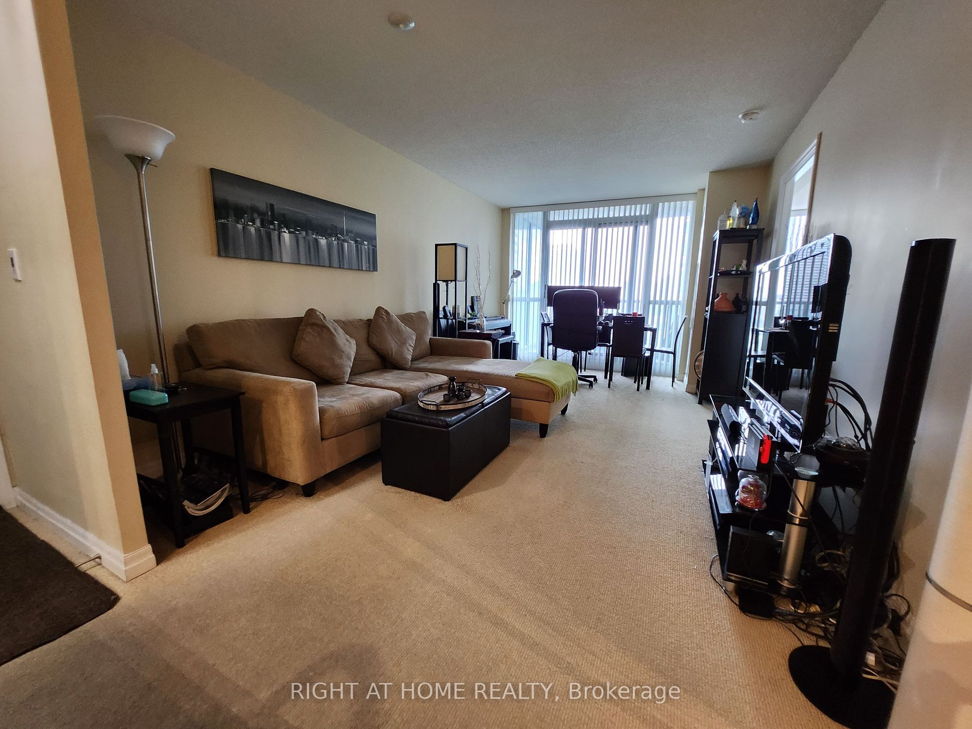 16 Yonge St 1306