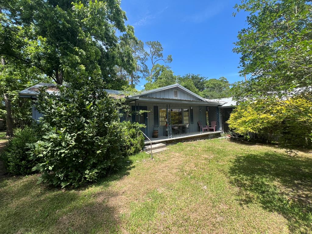Investor special in the heart of Ochlocknee, GA! Priced to sell! This 3BR/1Bath house has a nice living room, cute kitchen, dining room, and great bedrooms. Home features a big screen porch as well as several outbuildings. Call your favorite agent TODAY for a closer look!