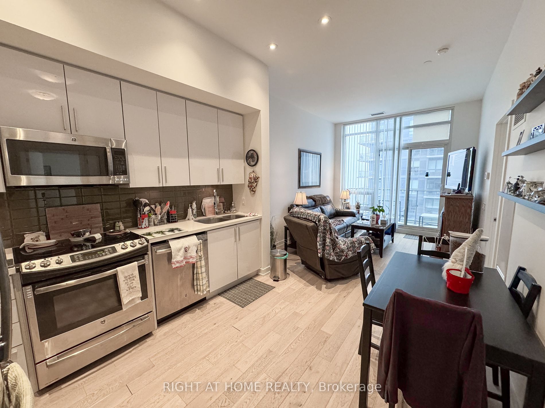 2212 W Lake Shore Blvd Ph06