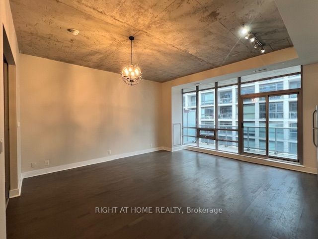 399 W Adelaide St 402