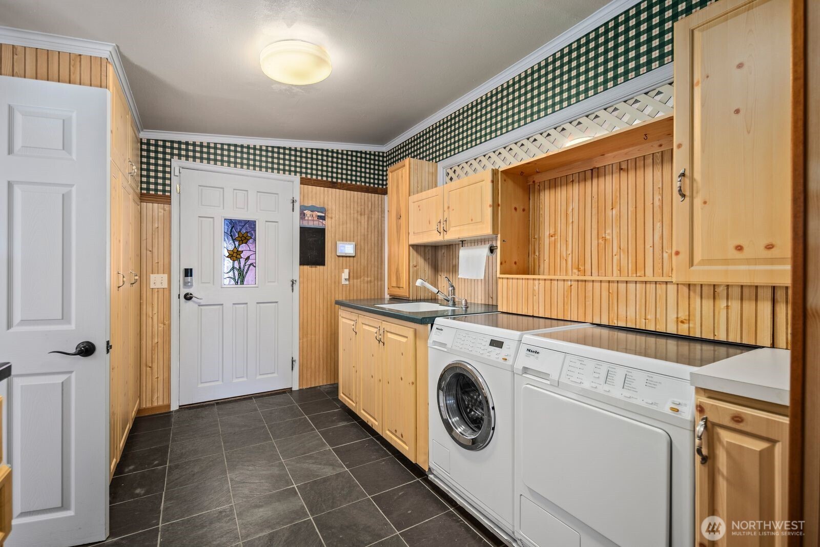 6899 Navajo Trail NE