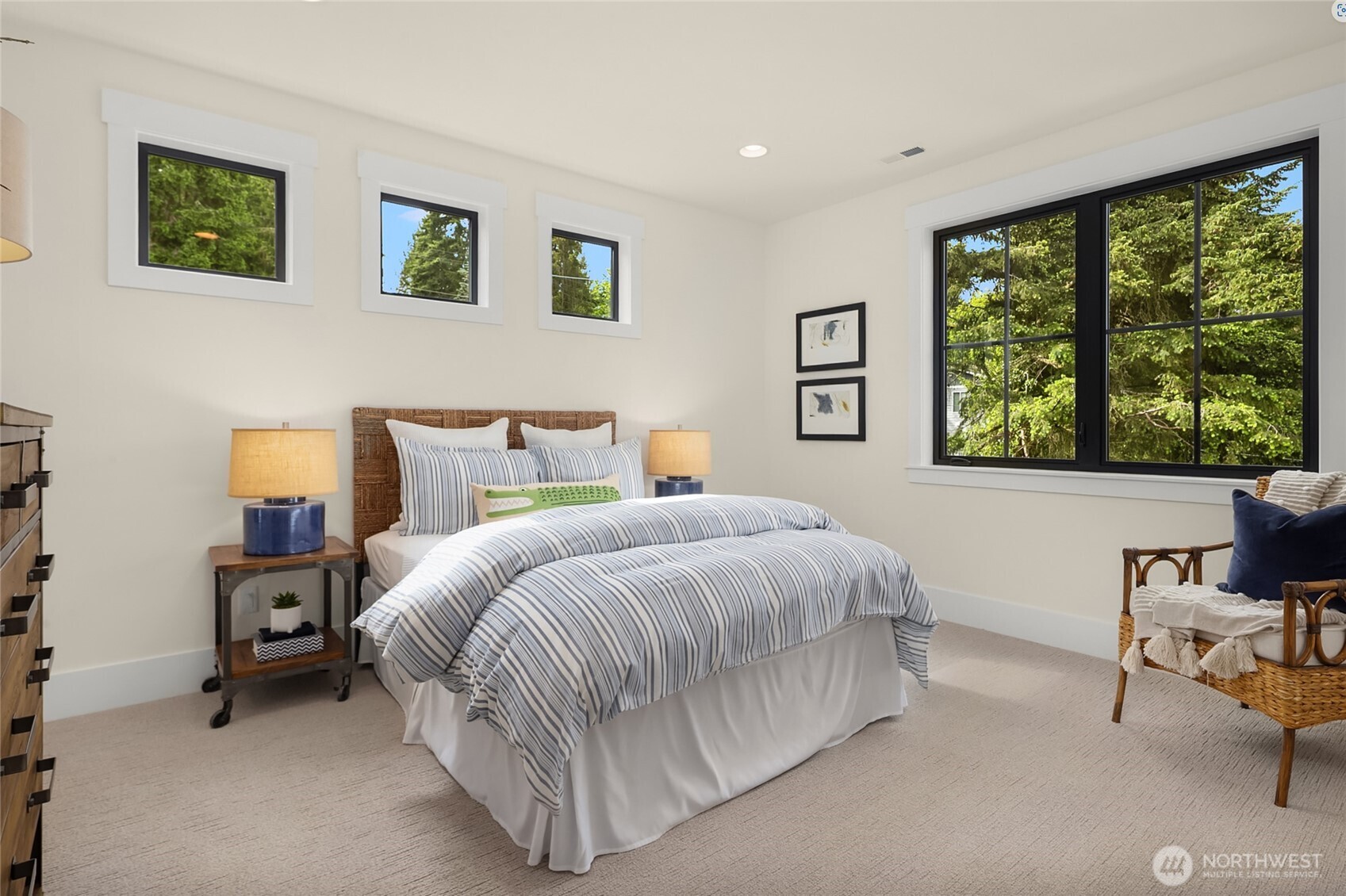 Airy bedroom with en-suite bathroom