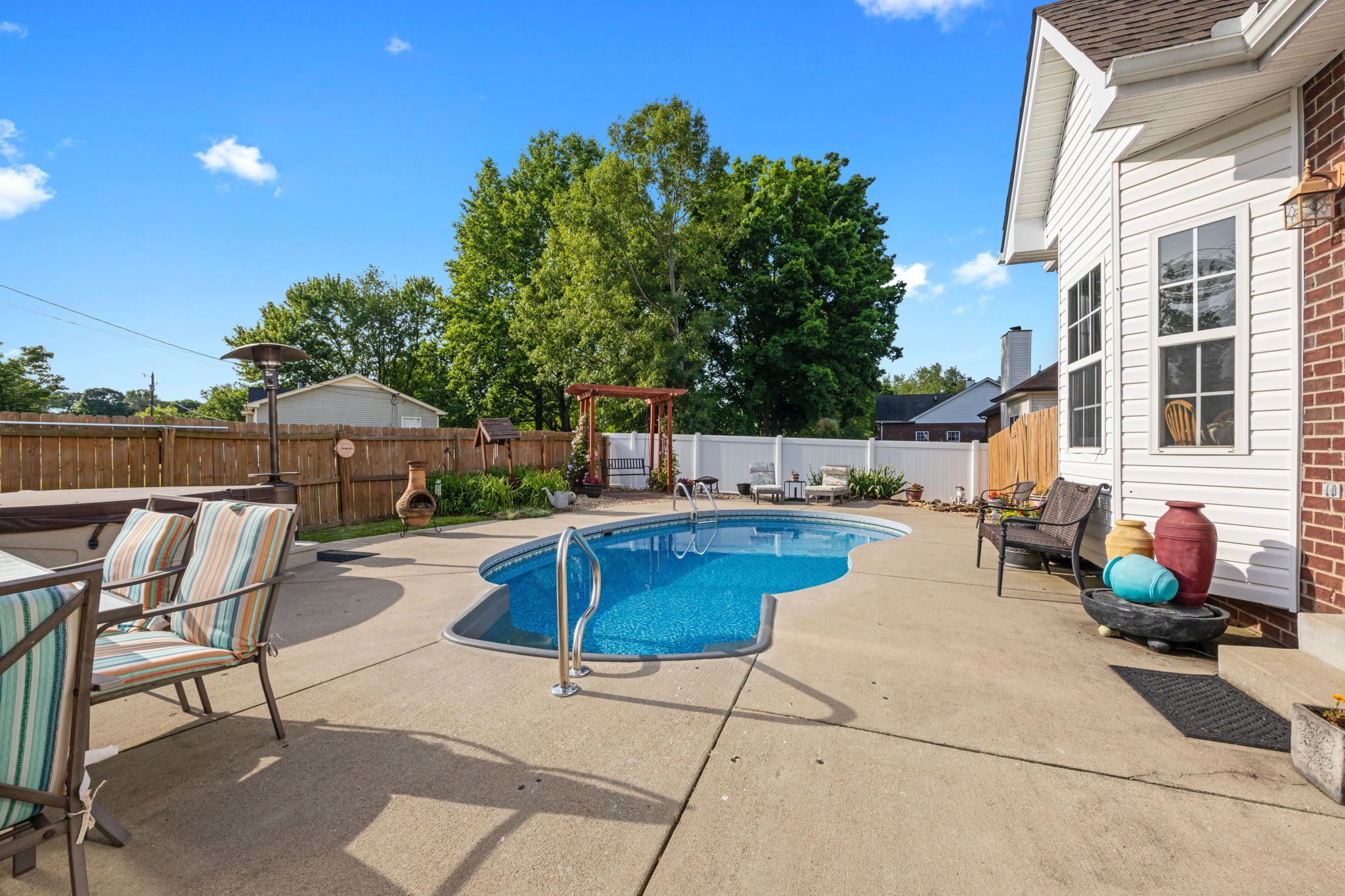 220 Iroquois Dr
