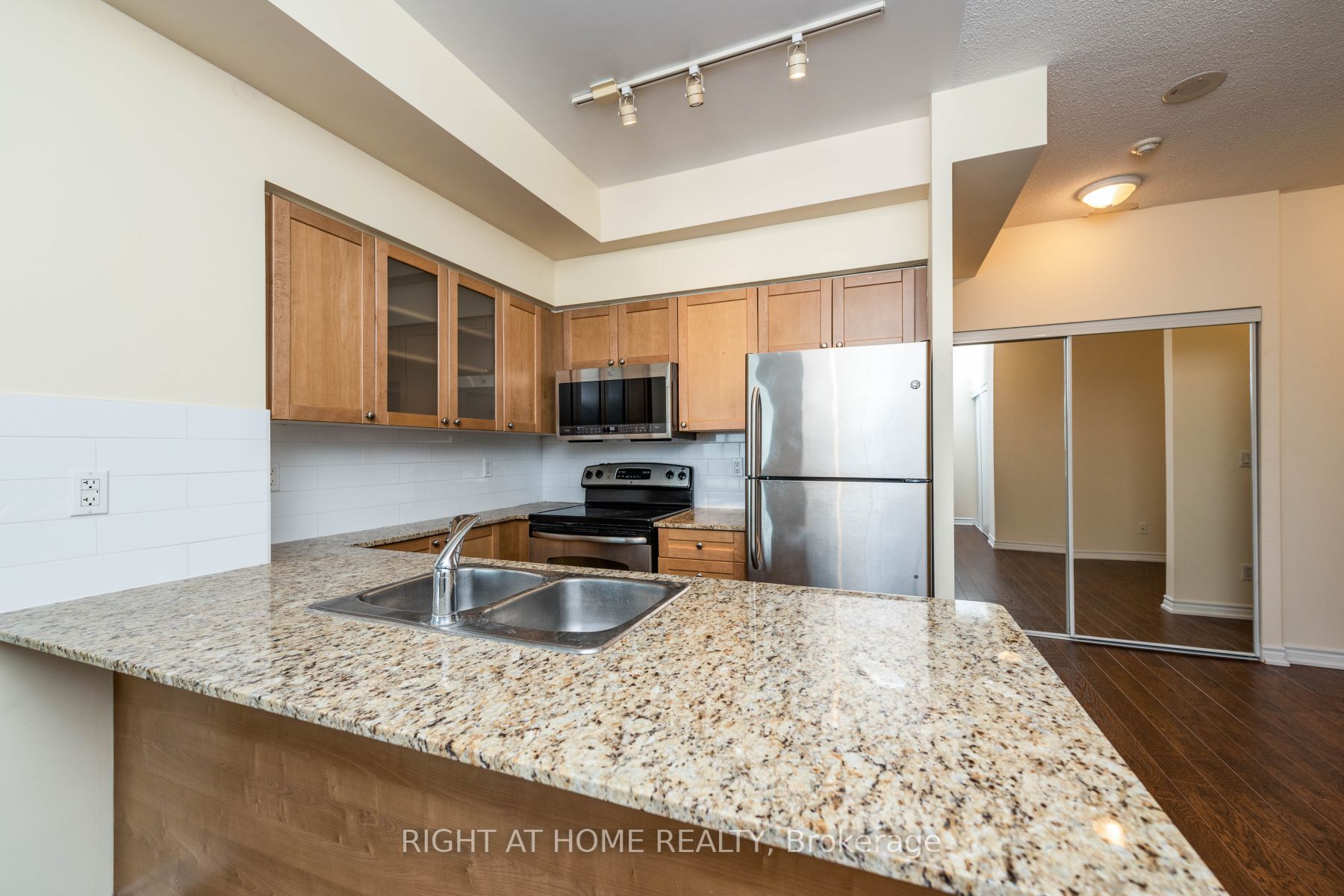 761 Bay St 2512