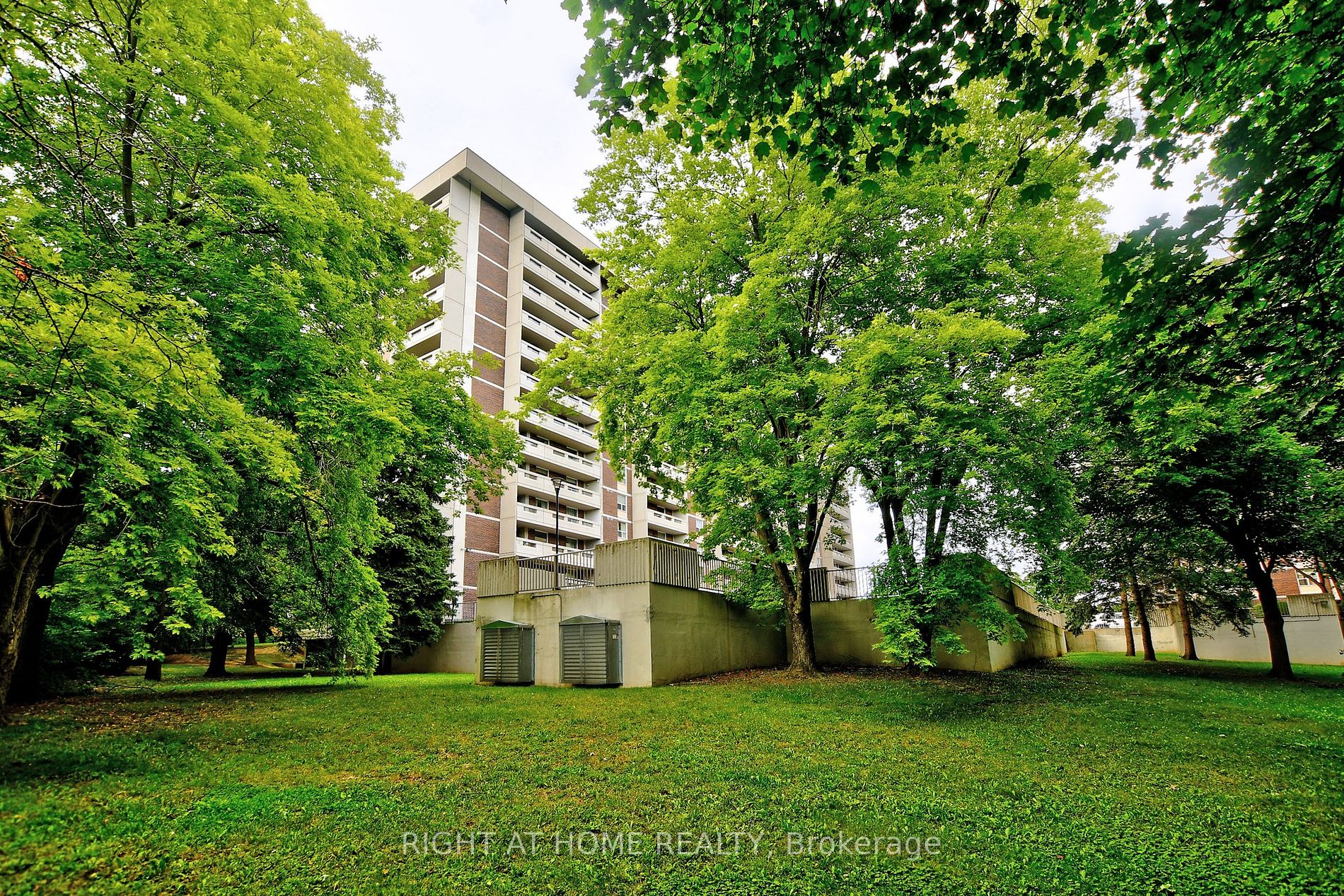 60 Inverlochy Blvd 806